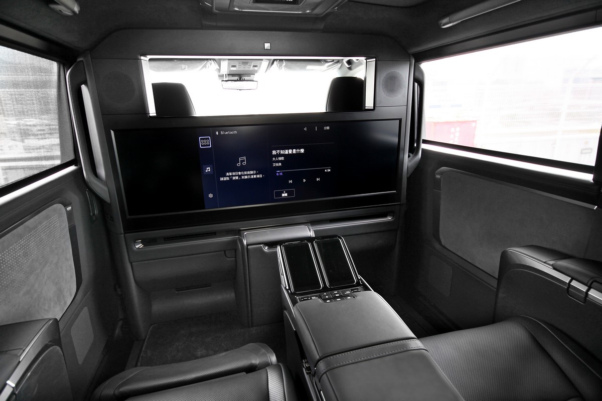 坐進LM的後座,眼前很難不注意到這偌大的私密隔屏。