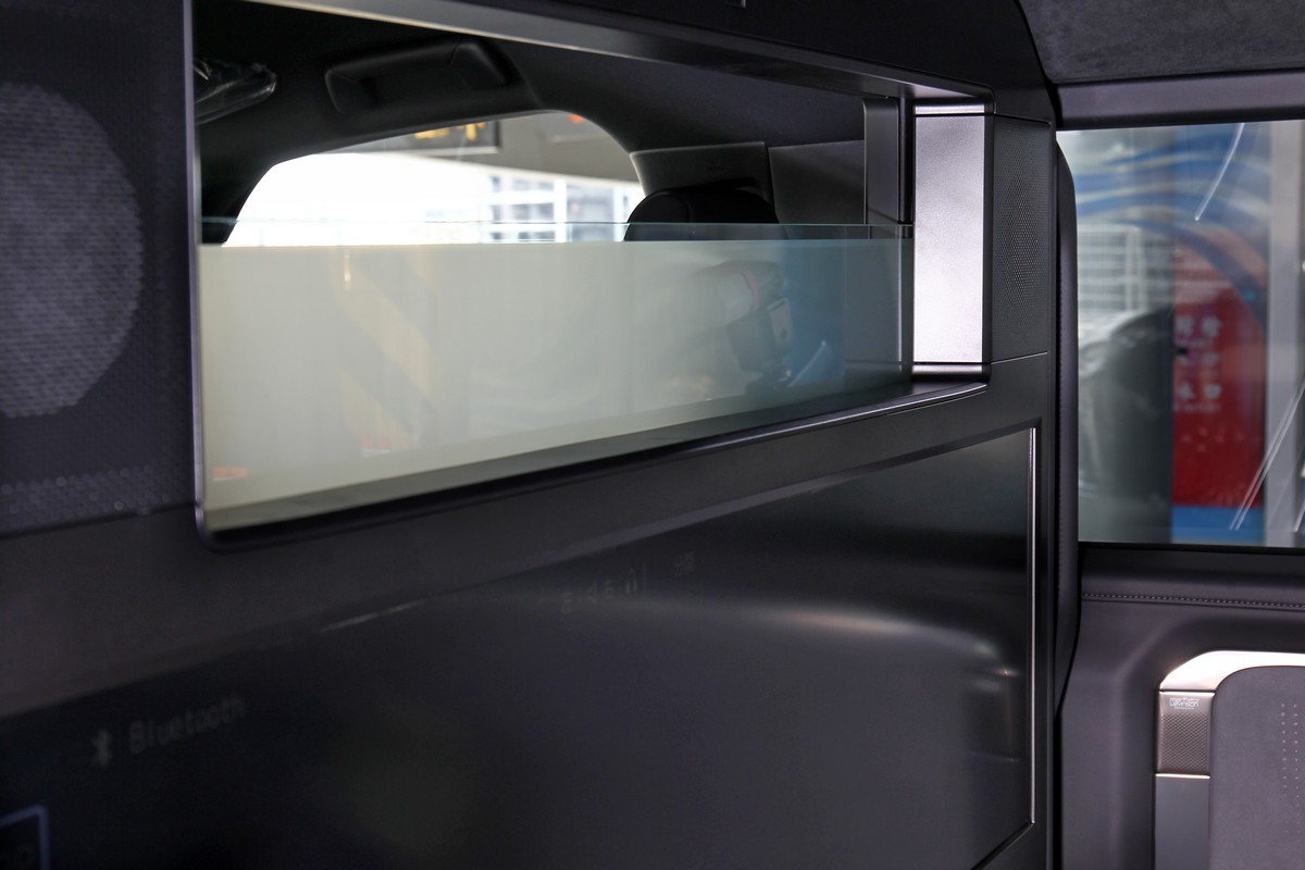 上方的玻璃可電動升降與改變透明度以增加後座私密性,但未能完全隔音就是。