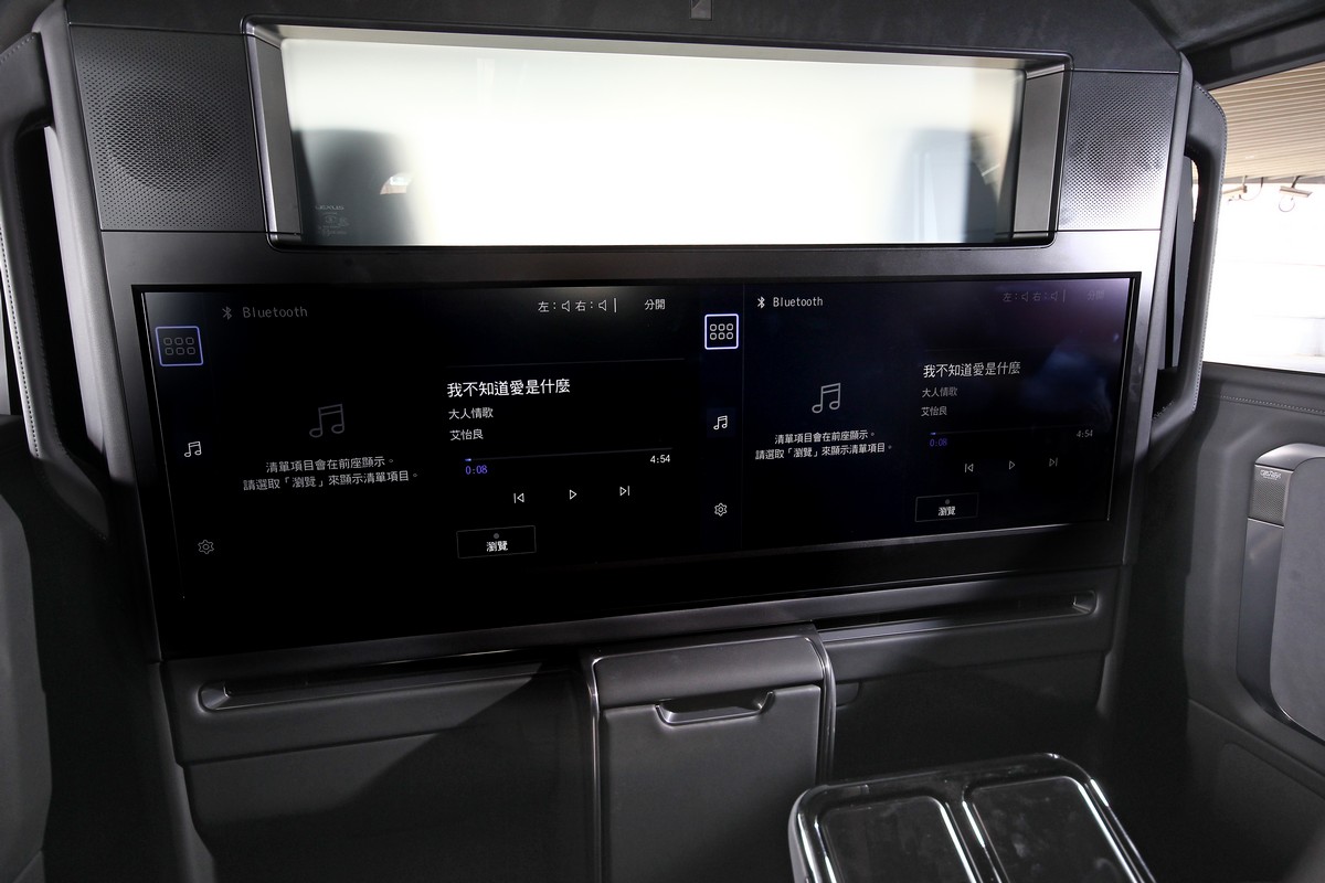 48吋多媒體液晶螢幕可分隔成雙螢幕、單螢幕或全螢幕方式顯示。