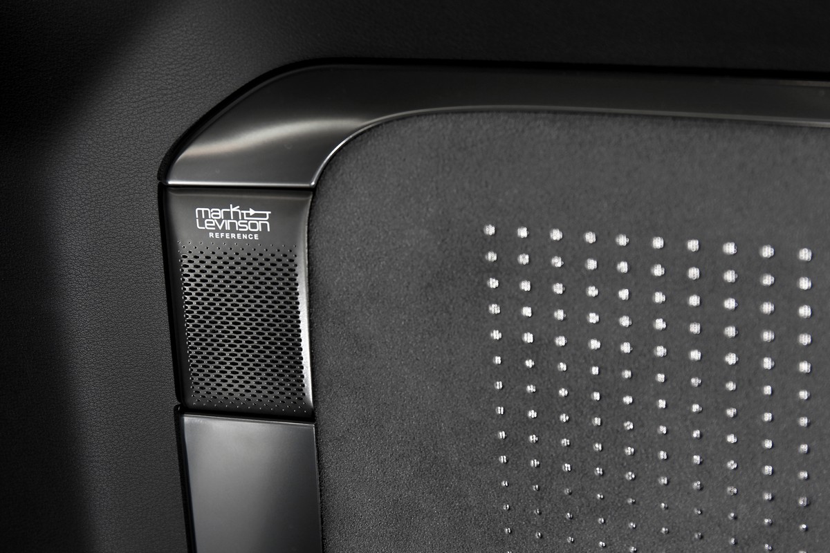 Mark Levinson環繞音響在四人座車型設有23支揚聲器,音場與效果極佳。