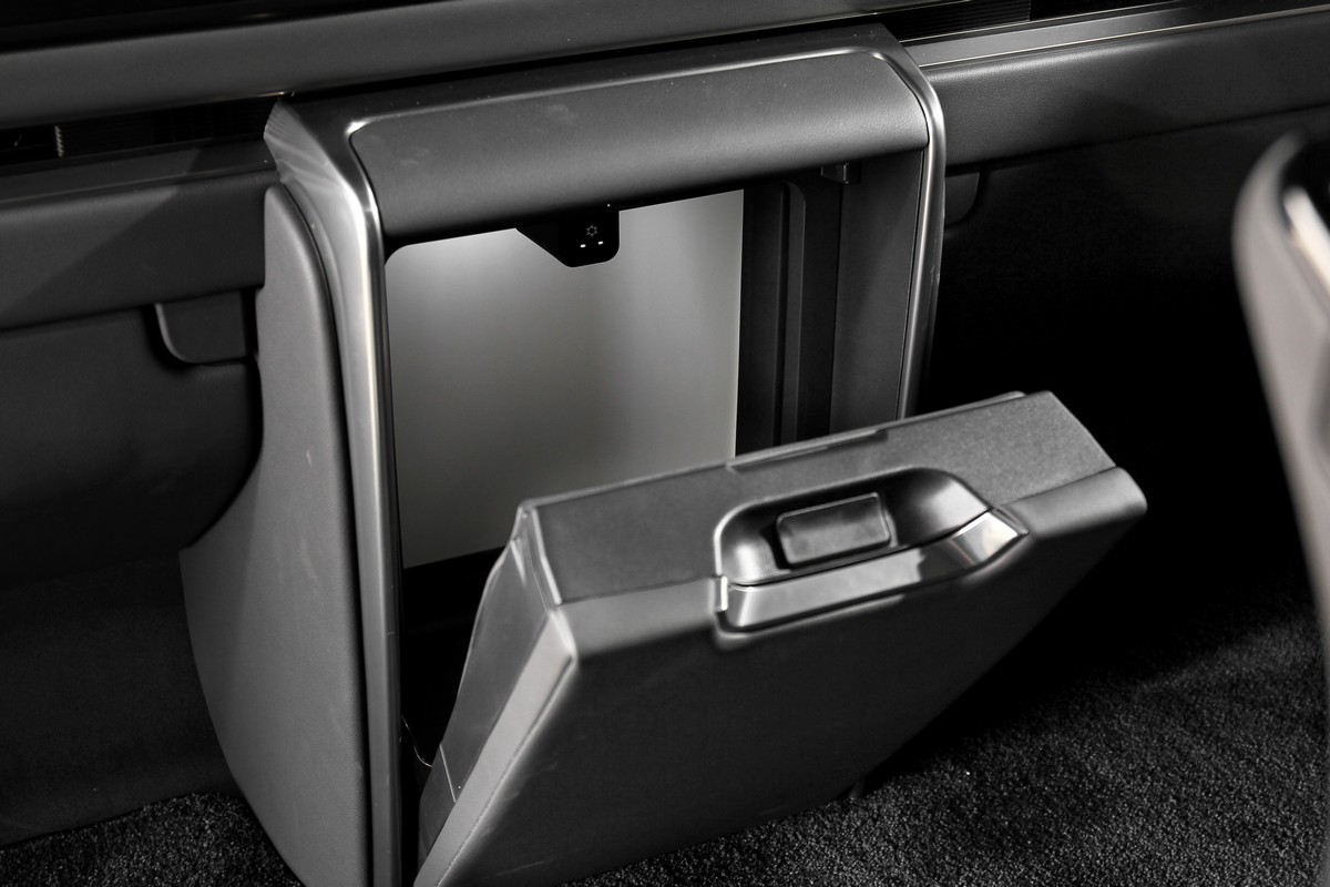 私密隔屏下方設有冷藏冰箱,若有司機代駕真想開瓶香檳享受一番。