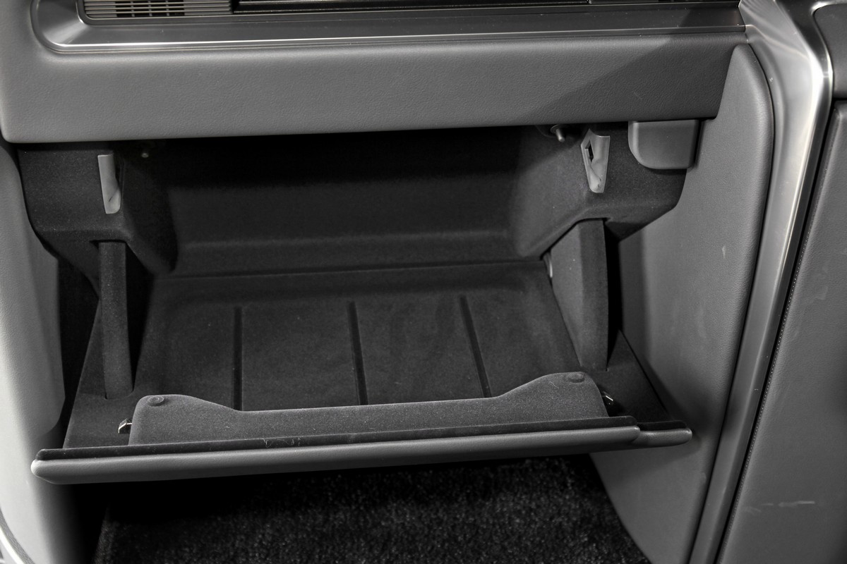 冰箱左右兩側設有小型置物空間,甚可放進鞋子等私人物品。