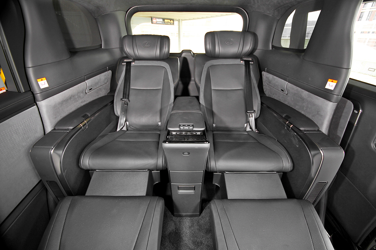 體驗LM四人座?當然得搶先坐進後座才是王道。