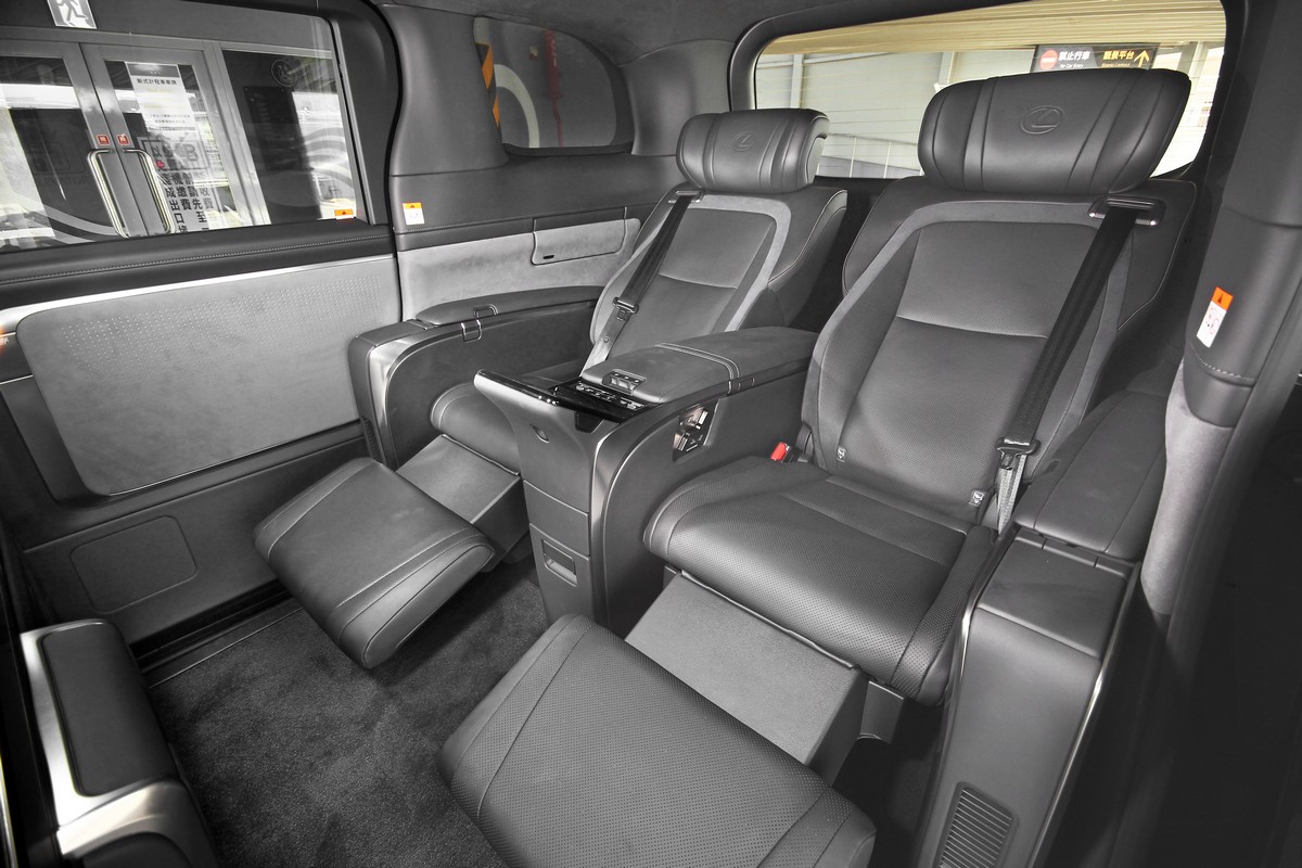 後座椅不僅舒適度與角度設定無懈可擊,整體用料鋪陳也更具質感。