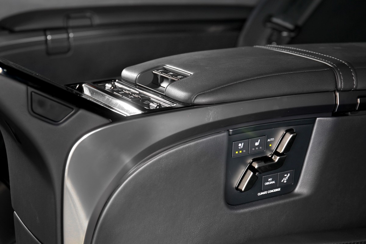 除控制面板外,椅側也有實體按鍵控制座椅角度與通風加熱等功能。