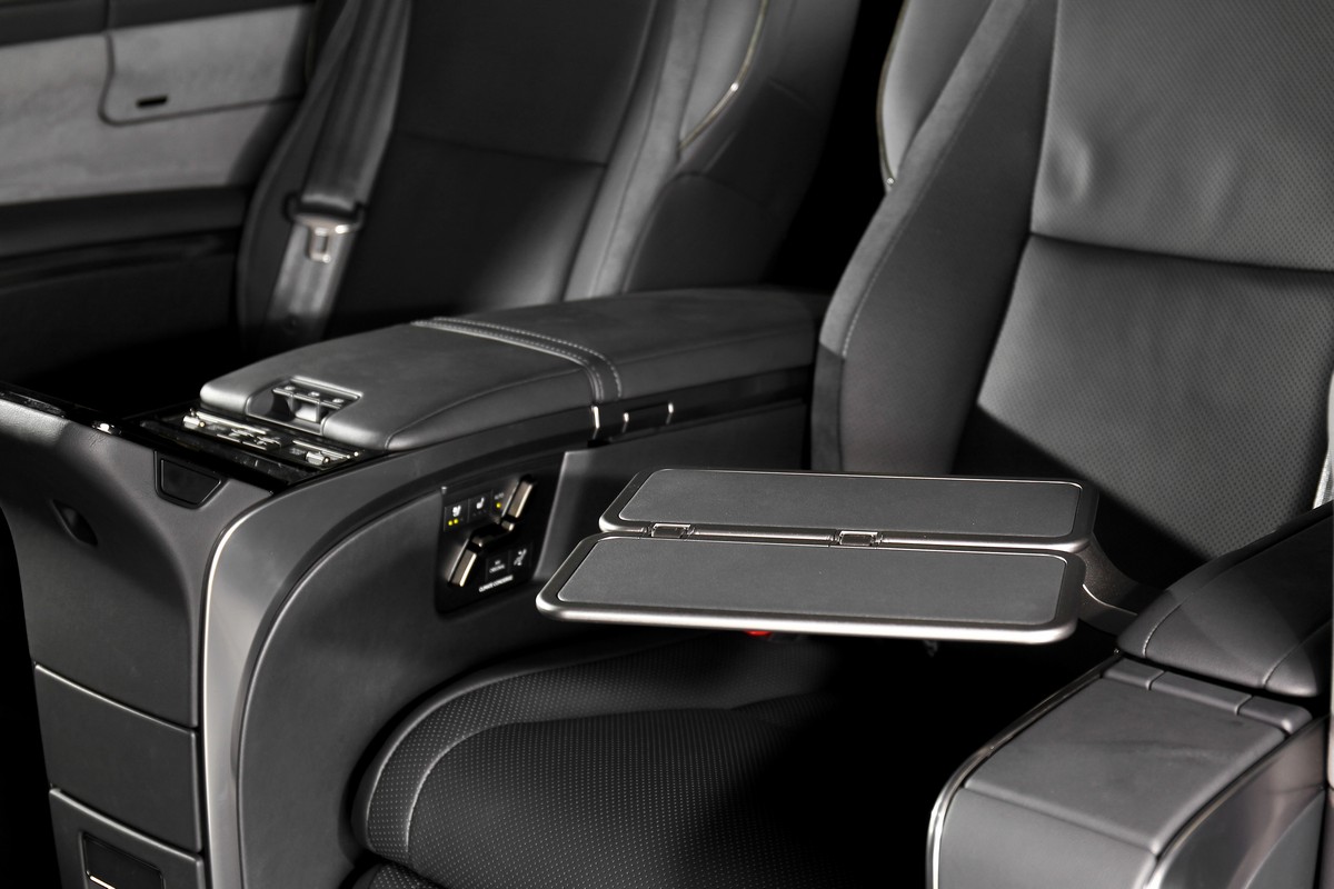 扶手中可拉出小桌板,便於放置手機電腦或雜誌文件。