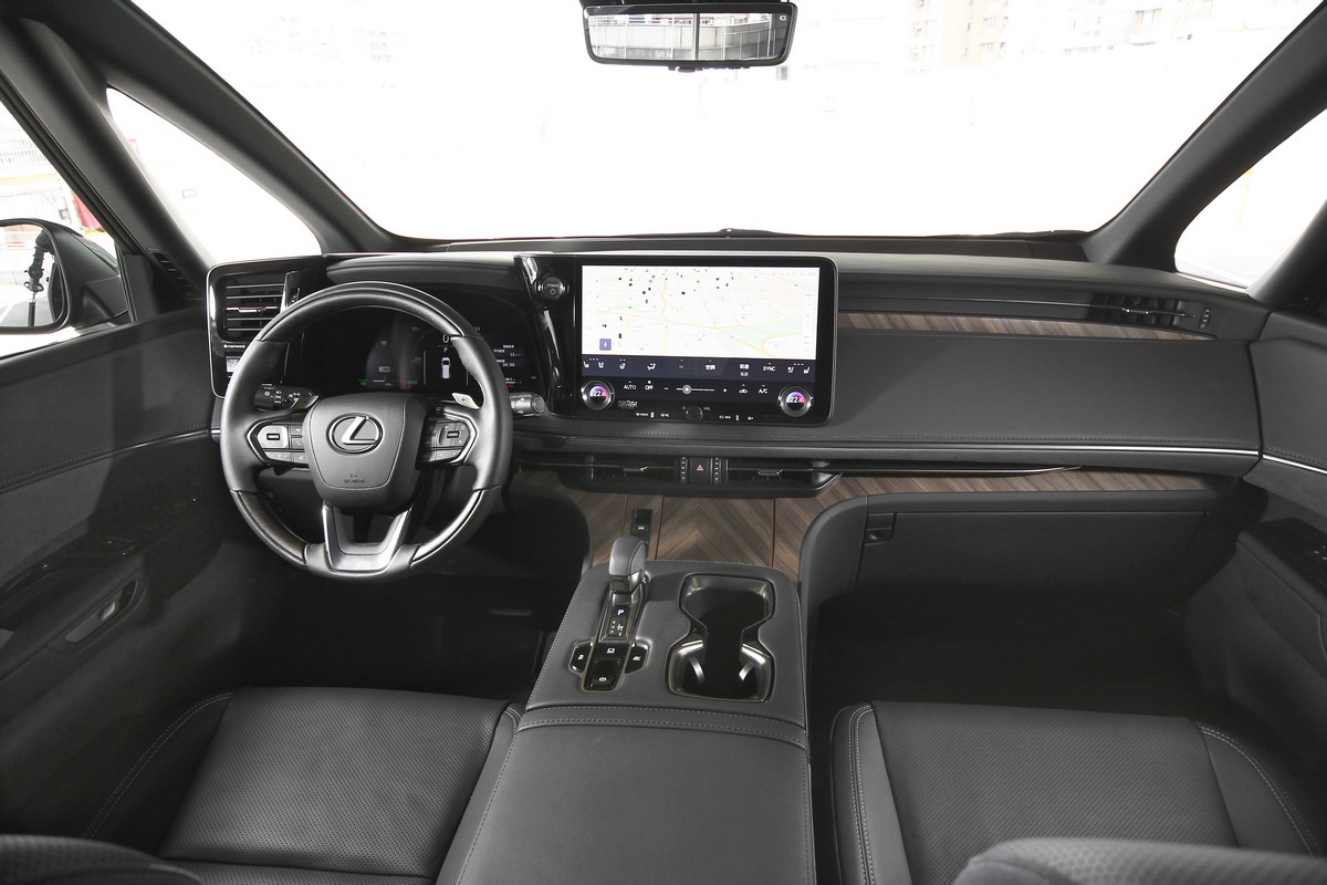 中控台與前艙設計更為洗鍊精緻,用料與質感亦獲得大幅提升。