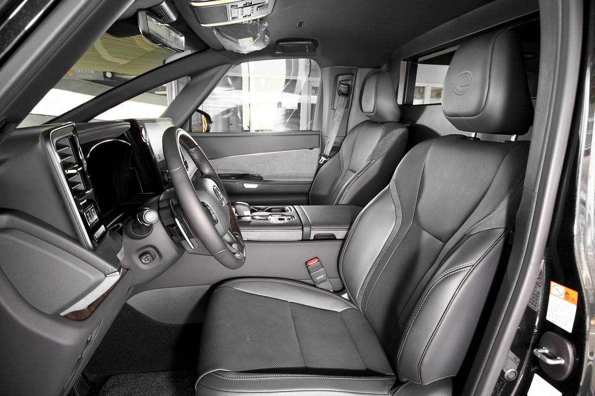 前座椅乘坐感受相當舒適,並不因後座買家定位而有所取捨。