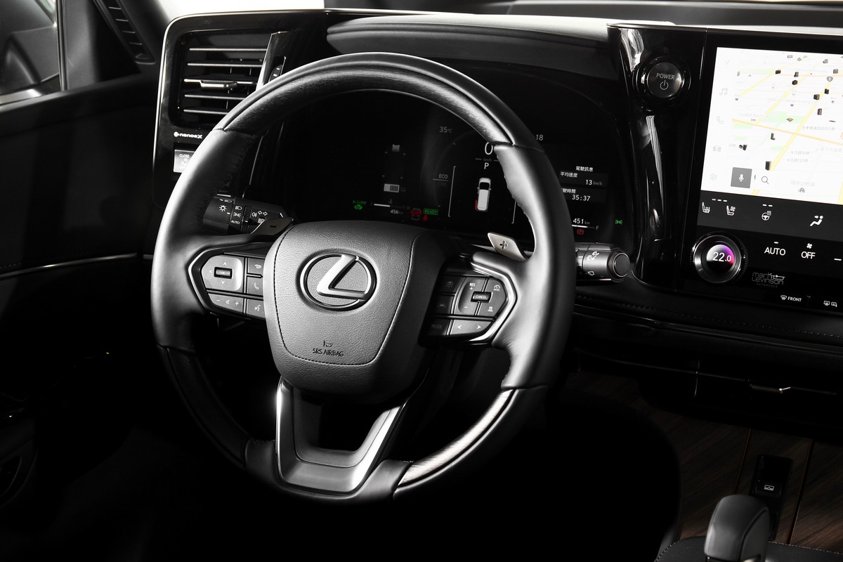 12.3吋數位儀錶與多功能方向盤是新世代Lexus的標準配備。