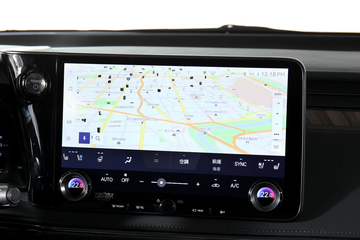 14吋中控螢幕機能齊全,且同樣分割出獨立恆溫空調旋鈕上的小螢幕。