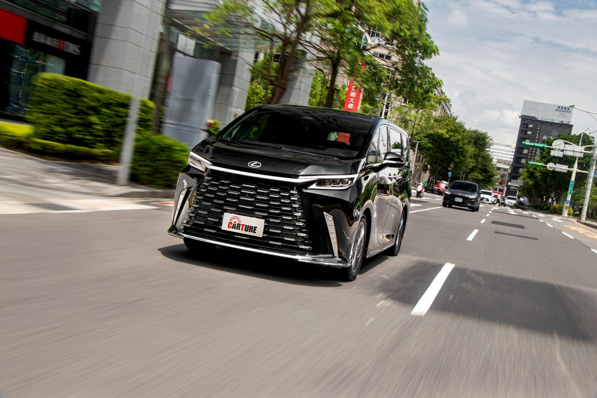 全新LM 350h加速表現比起舊款300h大有進步,0-100km/h加速僅需8.7秒即可輕鬆完成。