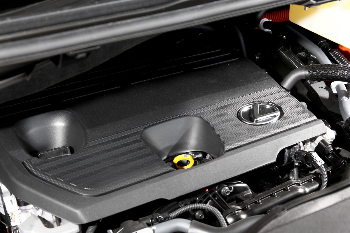 2.5升直列四缸油電複合動力心臟可發揮250ps峰值馬力,平均油耗更可創造16.2km/L的良好成績。