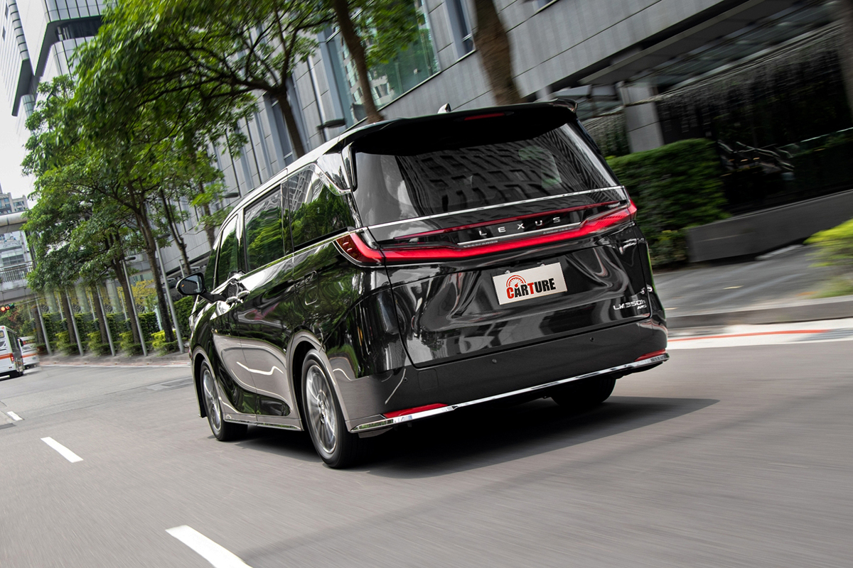 整體駕乘調性相當舒適,阻絕震動的同時也確保安定平穩的行路感受。