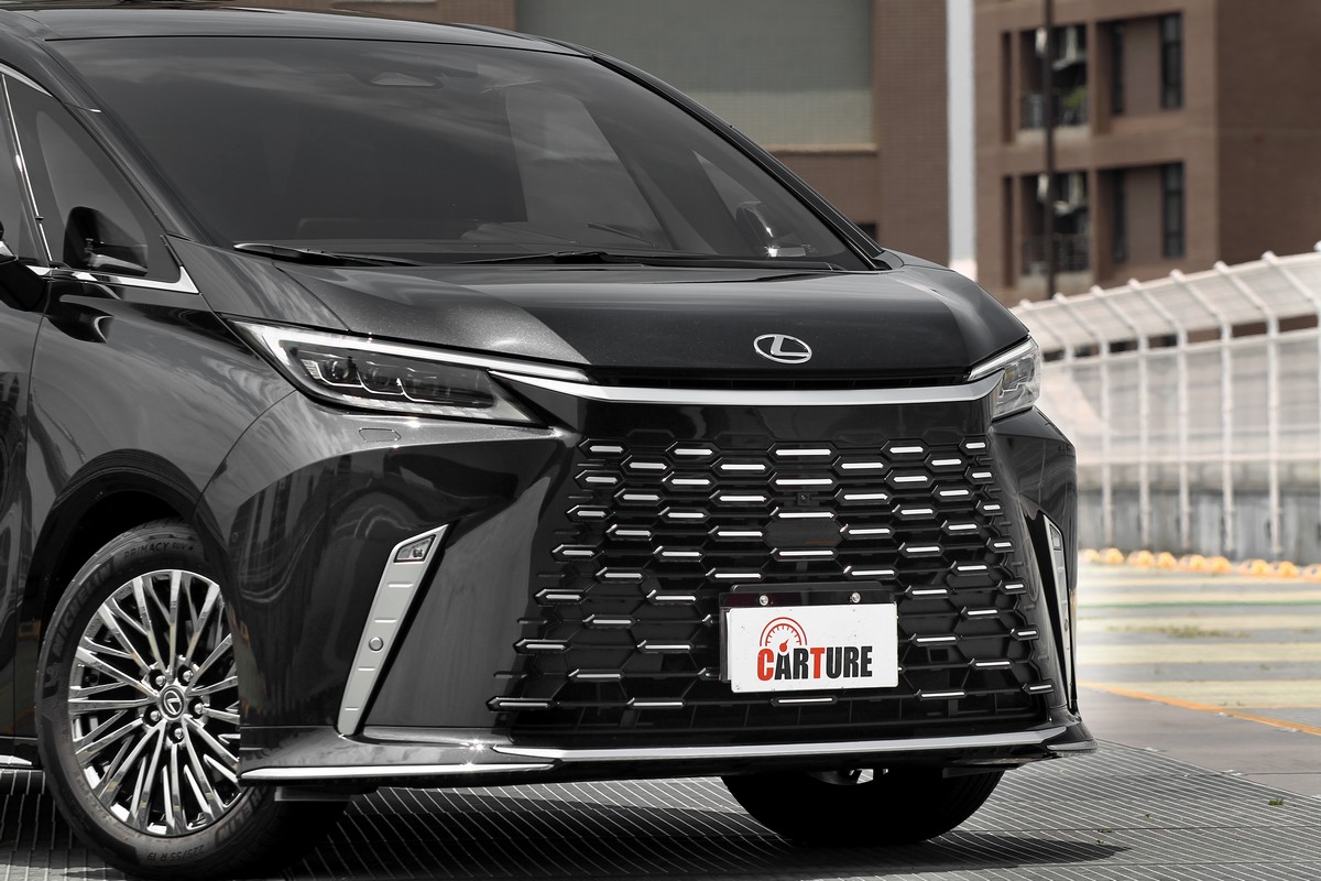 車前水箱護罩保有大型化紡錘式意象,但透過虛化的設計手法讓侵略感有所降低,同時提升高級質感。