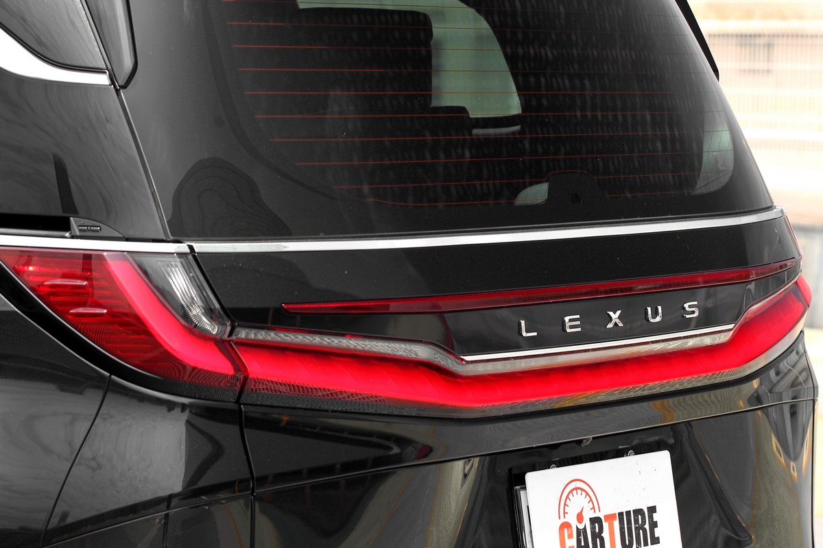 尾燈以貫穿式設計呈現,卻能透過富變化的造型線條活化視覺感受。