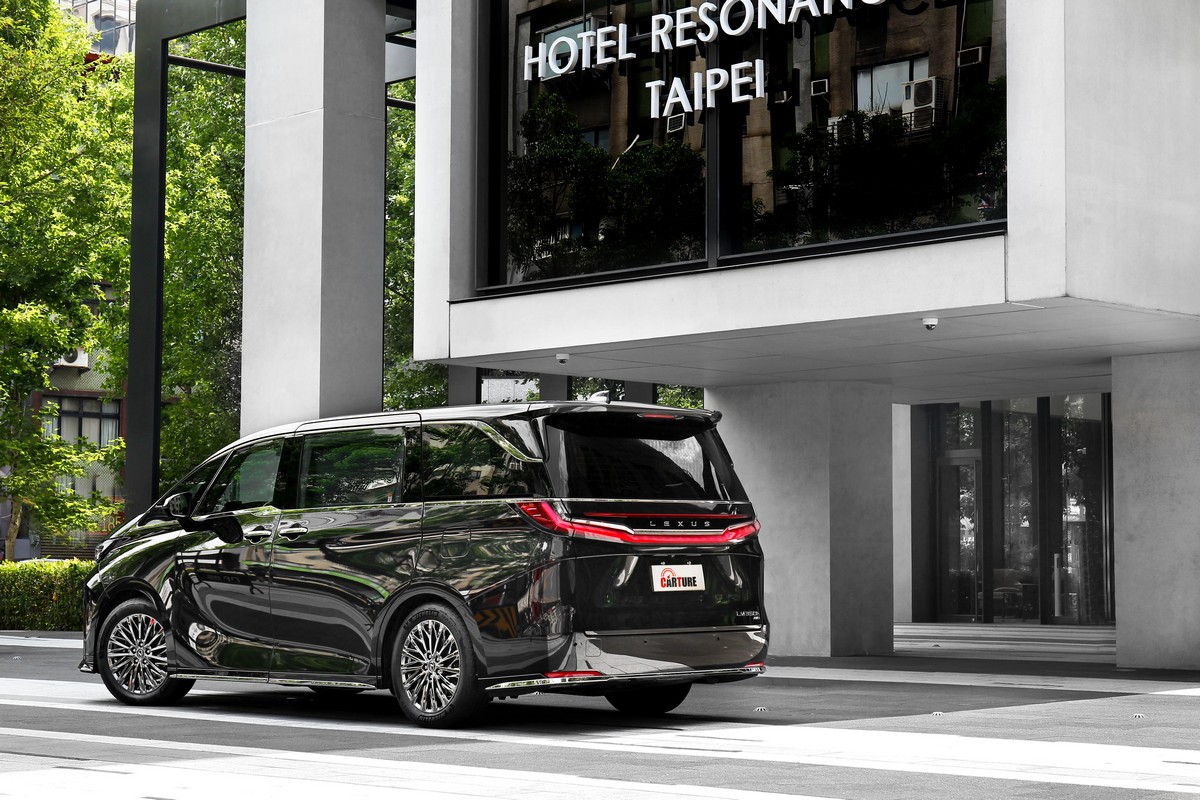 整體造型更顯和諧大氣,對應其層峰定位相得益彰。