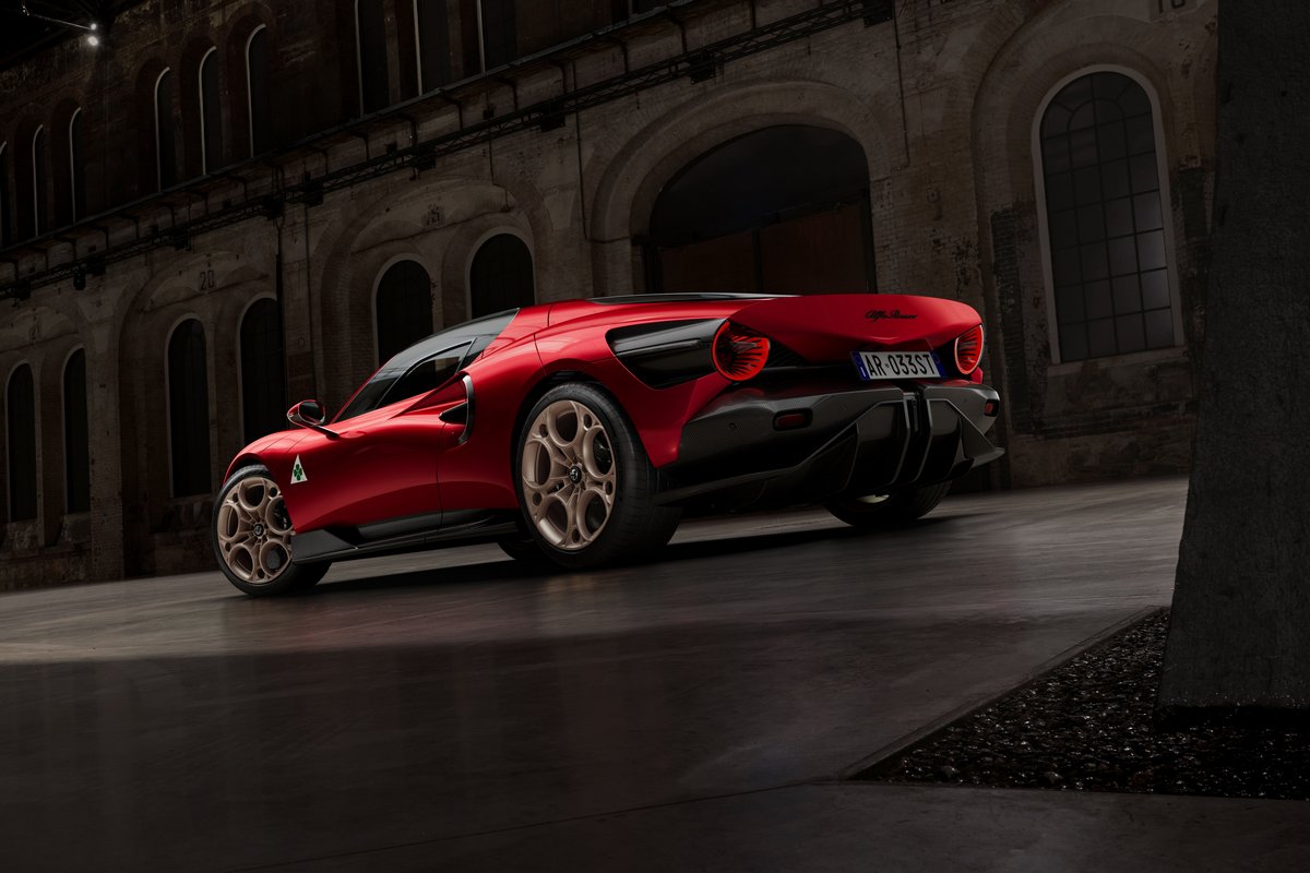 在設計與線條都汲取和向當年33 Stradale致敬。