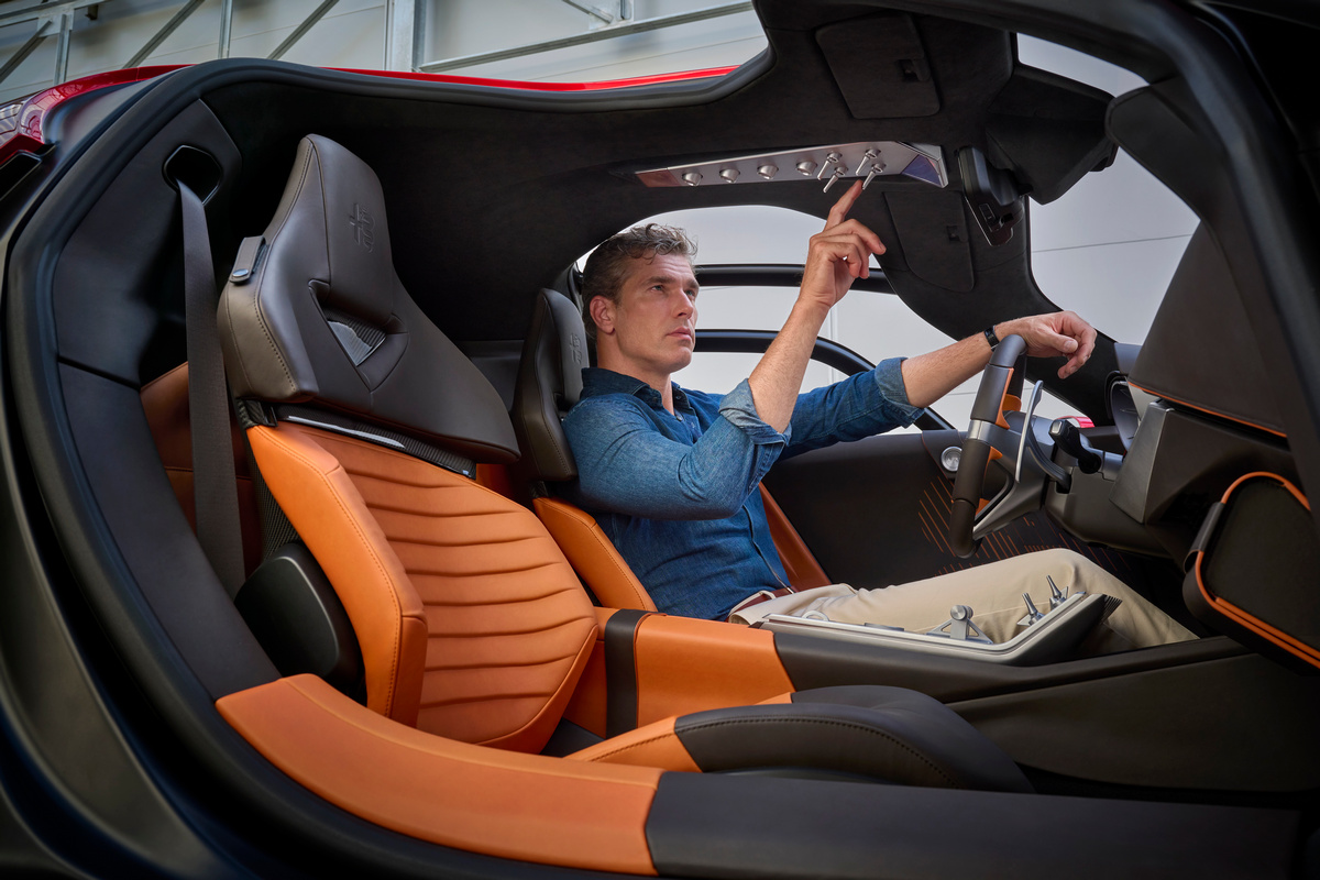 按鍵都移到車頂上。