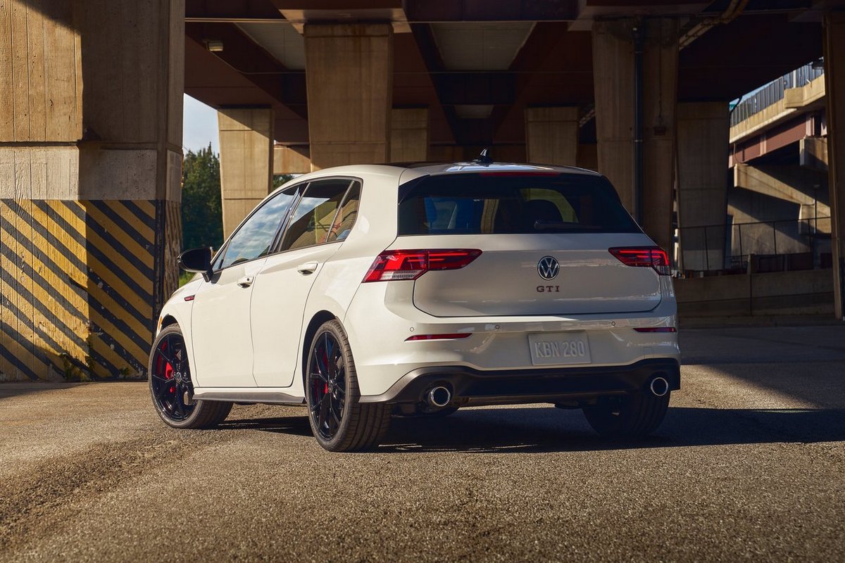 由於Volkswagen將取消Golf手排車型,近日於美國市場推出搭載手排的Golf GTI 380。