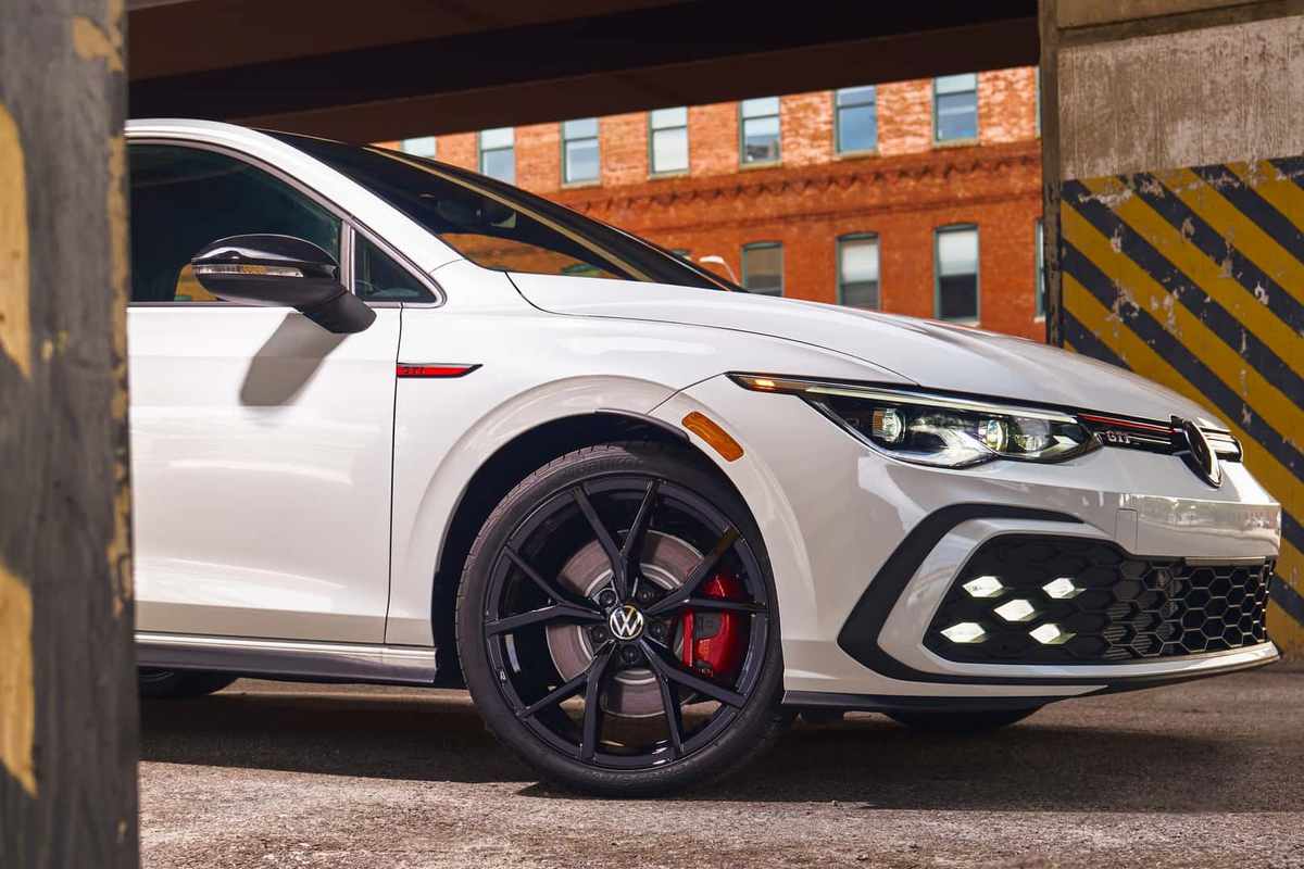 Golf GTI 380有專屬Graphite Gray Metallic灰色,及配置Golf R 20th Anniversary Edition的19吋黑色輪圈。