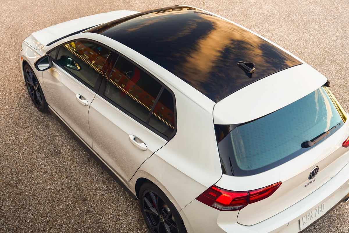 車頂與後視鏡也採黑化處理。