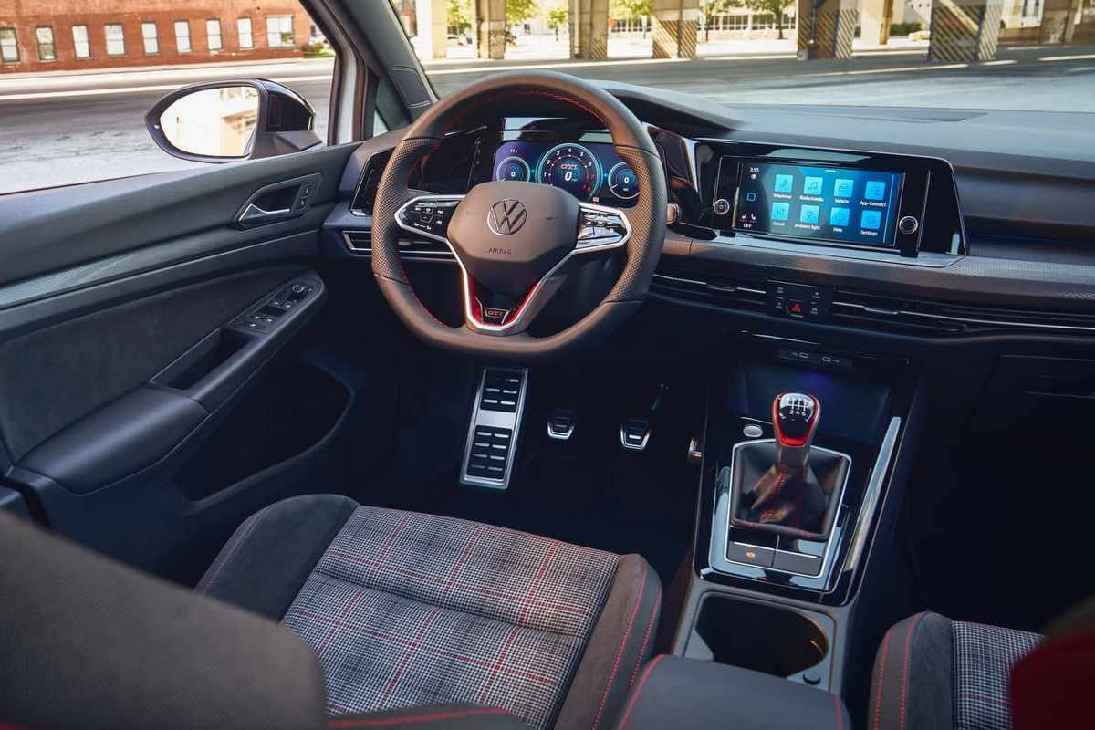 Golf GTI 380 S與Golf GTI 380 SE車型配備GTI經典格紋座椅。