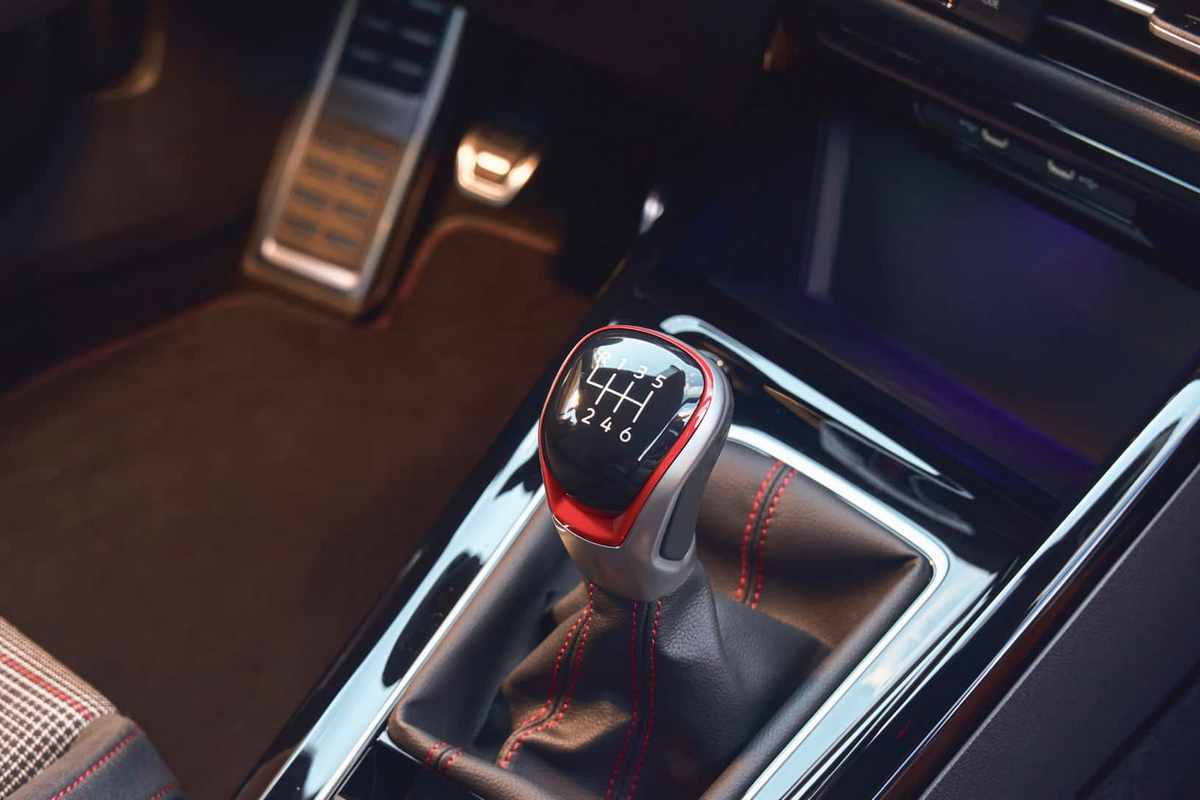 Golf GTI 380特色就是搭載手排變速箱。