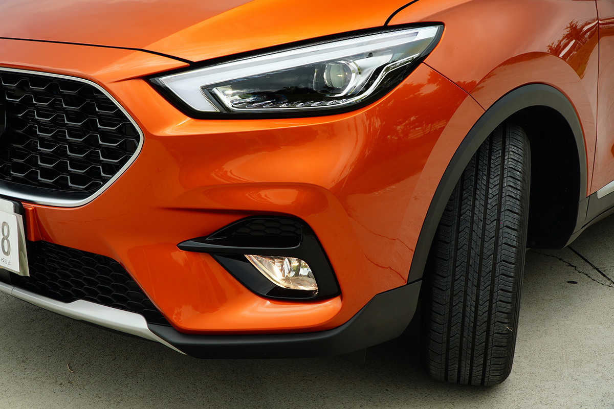 霧燈還提供轉向輔助照明功能,為行車增添一份安全保障。