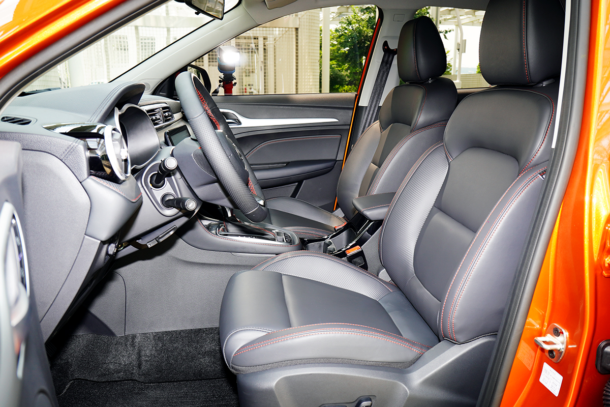 全車除了採用皮質座椅,駕駛座內含六向電動調整,同時雙前座椅還擁有加熱功能。