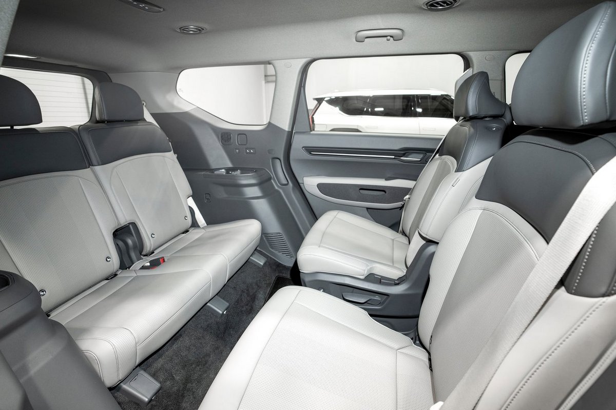 EV9後座最特別就是第二排可180度旋轉。