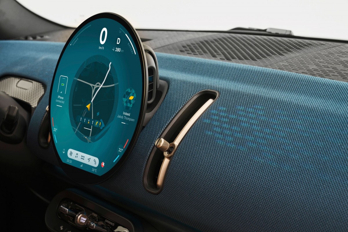 內裝看起來更簡單、按鈕更少,中央的9.4吋窄邊框圓形OLED螢幕可兼作信息娛樂觸摸屏和數字儀錶盤,車機基於Android系統運行。