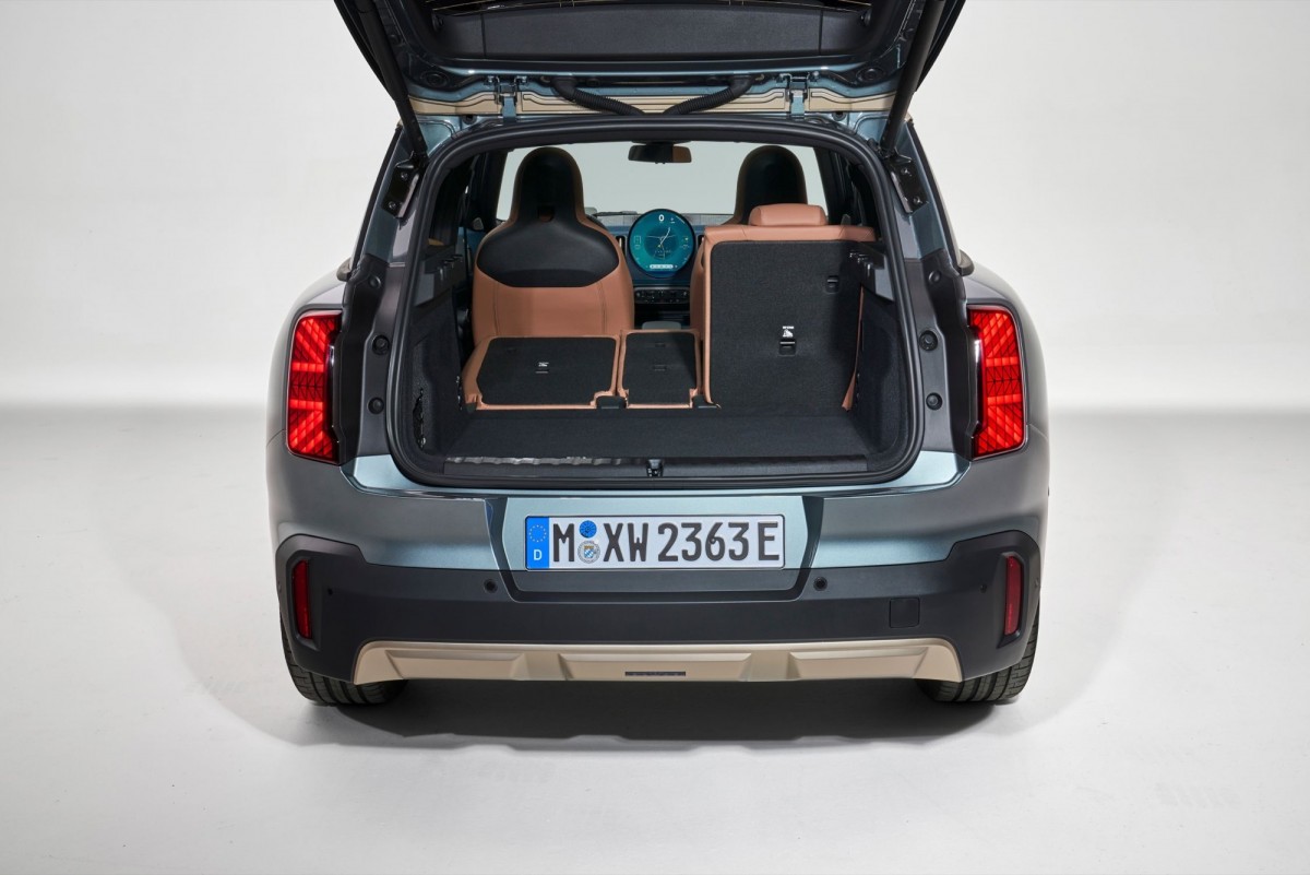 行李箱的容量為460~1,450公升,在底版下還有額外的隔間。與上一代產品相比,增加了55~175公升。