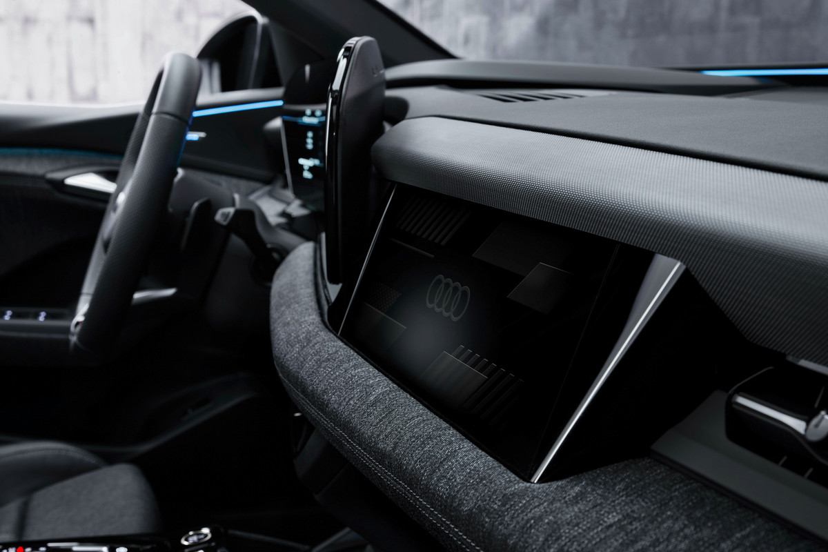 副駕駛座也有10.9吋螢幕。