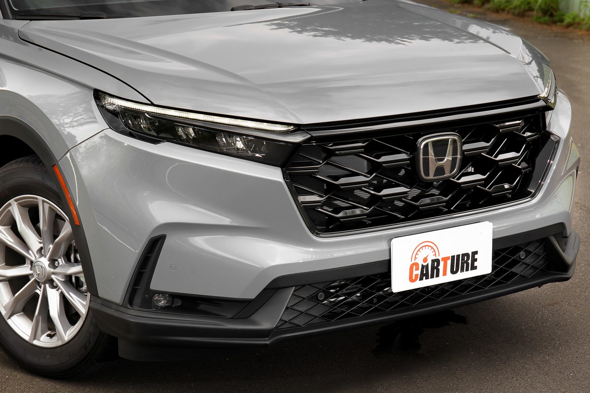 全新Honda CR-V透過大型化水箱護罩與銳利的LED頭燈組構型,帶出躍動的積極態勢。
