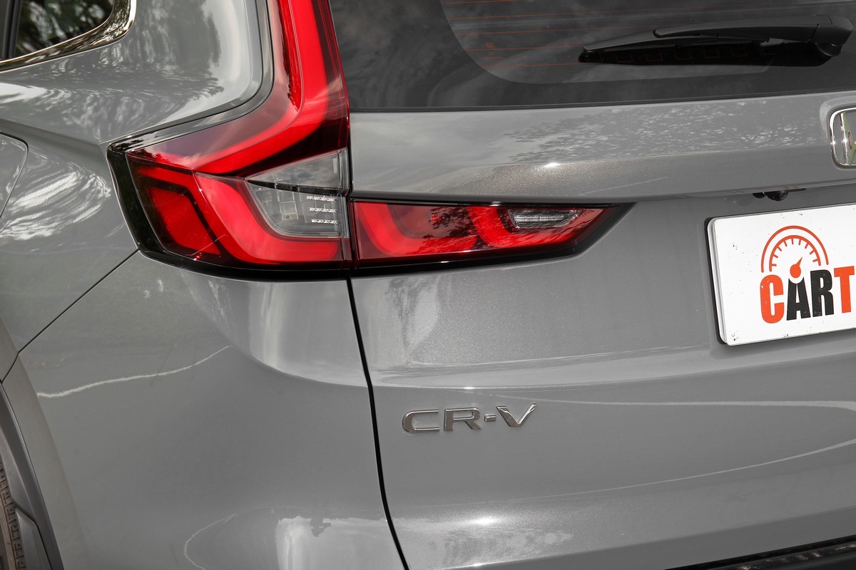 利用多層次線條堆疊搭配飛鏢狀高識別度LED尾燈,提供平衡且和諧的視覺觀感。