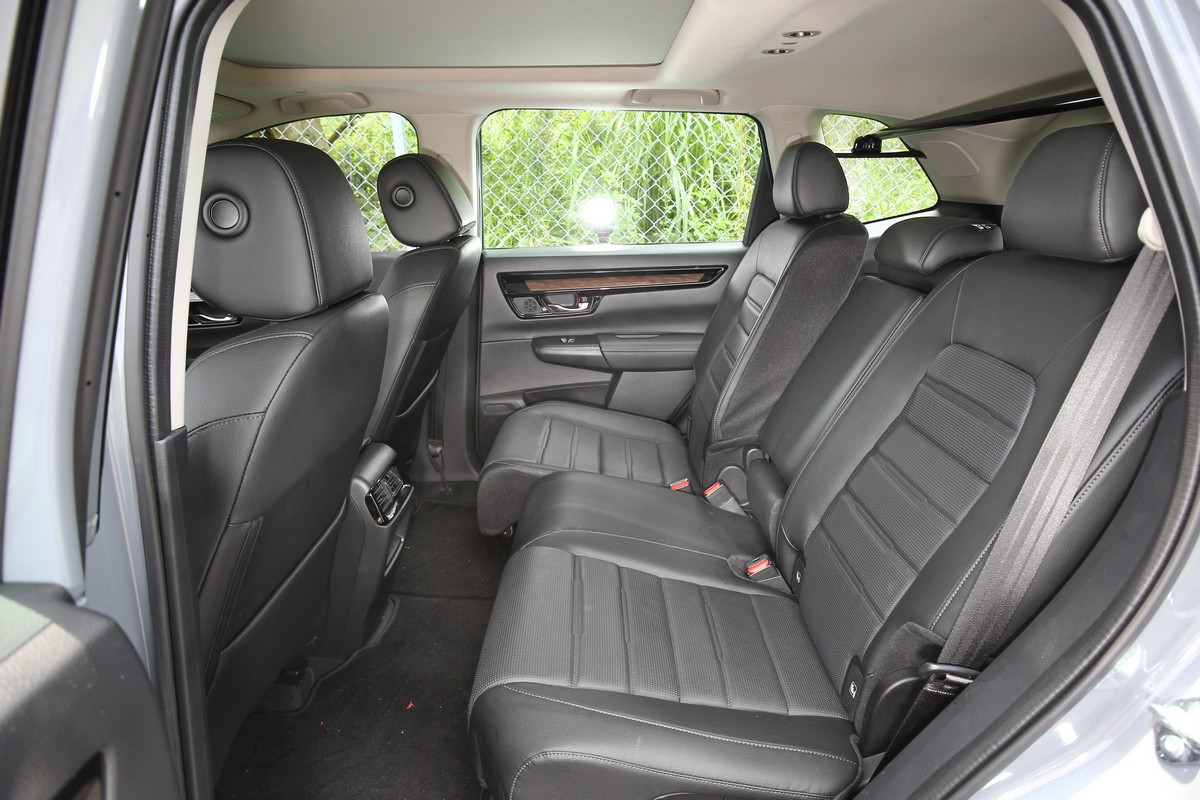 擴延至2,700mm的長軸距因而創造寬裕座艙空間,後座更透過可前後滑移與椅背角度16段調整機制,帶來極其舒適的乘坐感受。