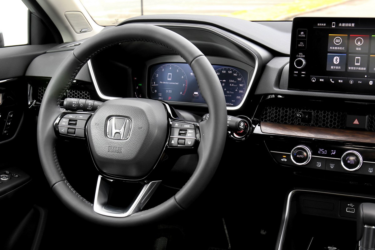 10.2吋道路環境虛擬實境顯示彩色液晶儀錶與三幅真皮方向盤,讓駕馭過程更顯從容自信。