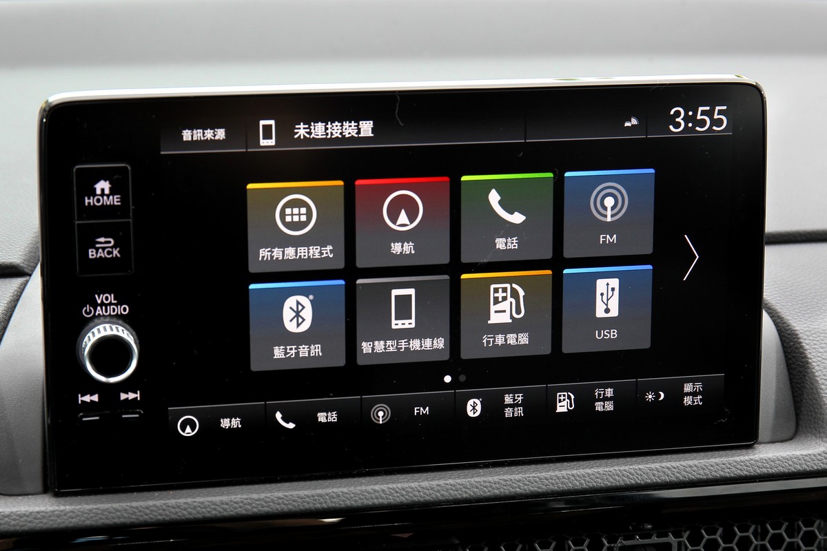9吋中央觸控主機不僅附衛星導航,同時亦具備無線Apple CarPlay與Android Auto手機連結功能。