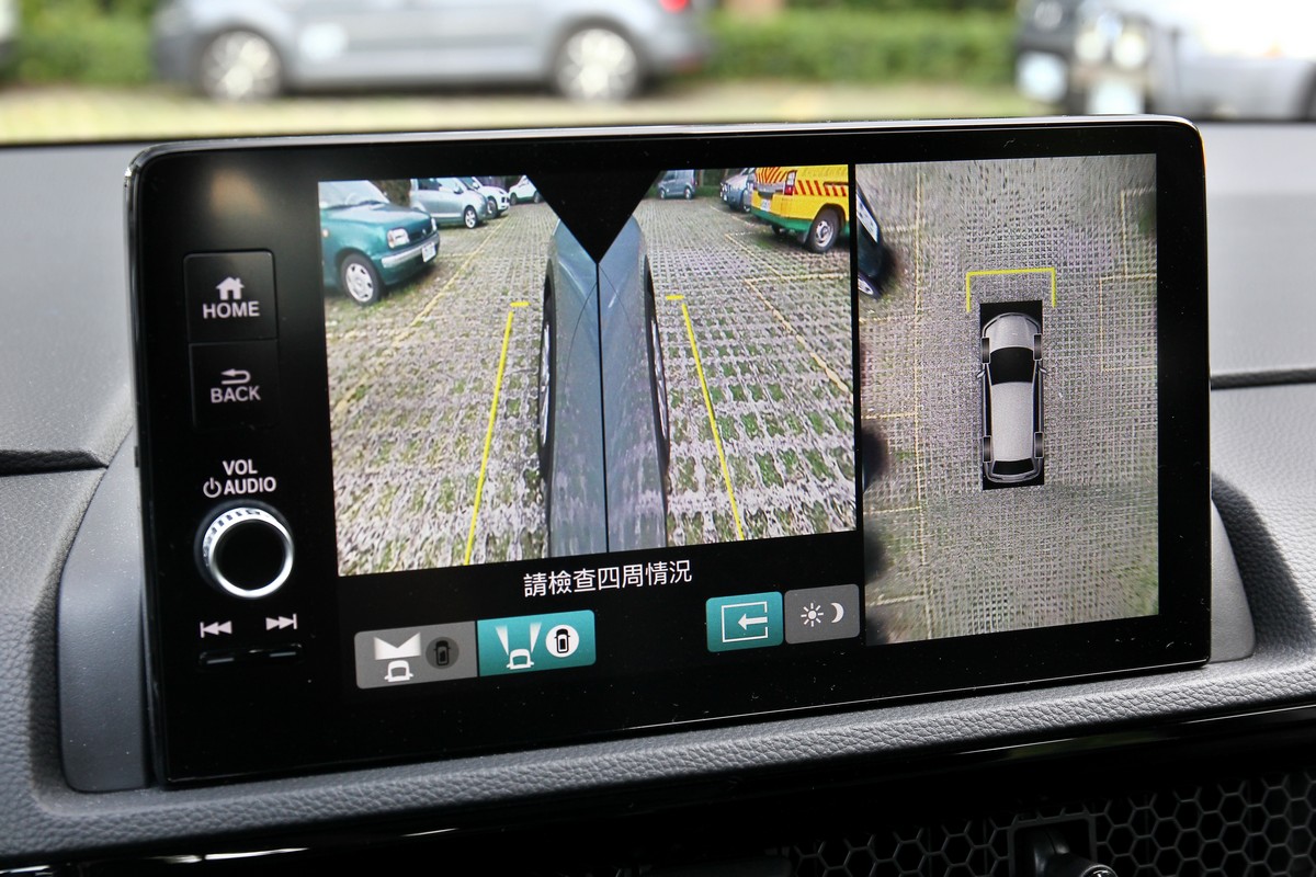 高畫素倒車攝影機可提供360度鳥瞰顯示,同時也可透過位於雨刷撥桿末端的按鍵切換鏡頭視角。