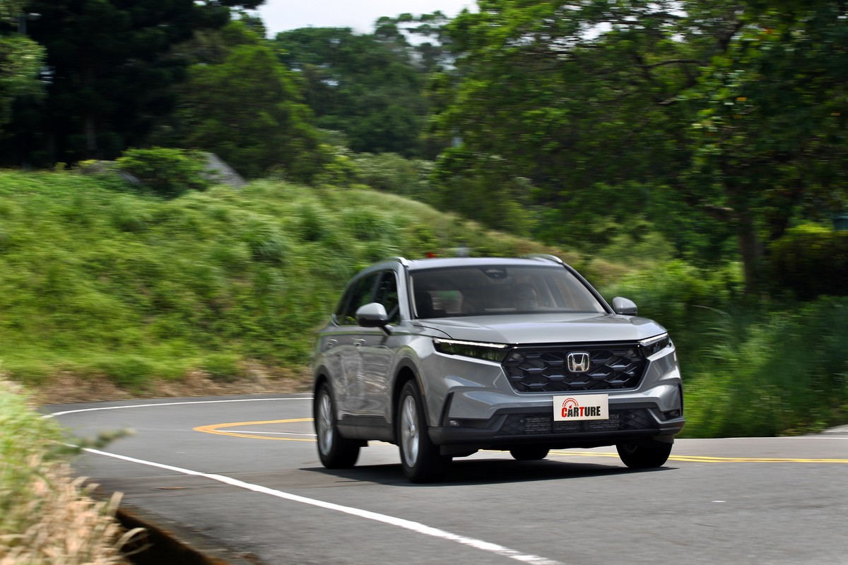 全新Honda CR-V以進化版1.5升DOHC VTEC渦輪增壓引擎輕鬆繳出193ps與24.8kg-m豐沛輸出,峰值扭力更可於日常範圍的1,800rpm至5,000rpm間全數釋放。