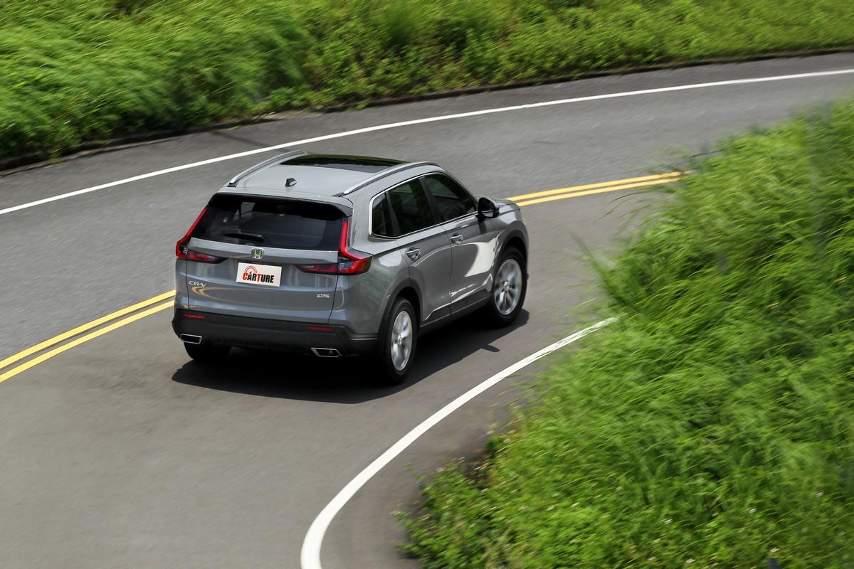 受惠於高剛性車體與調校優異的底盤與避震器,全新Honda CR-V於彎中表現俐落且靈動,依舊確保品牌DNA的駕馭樂趣。