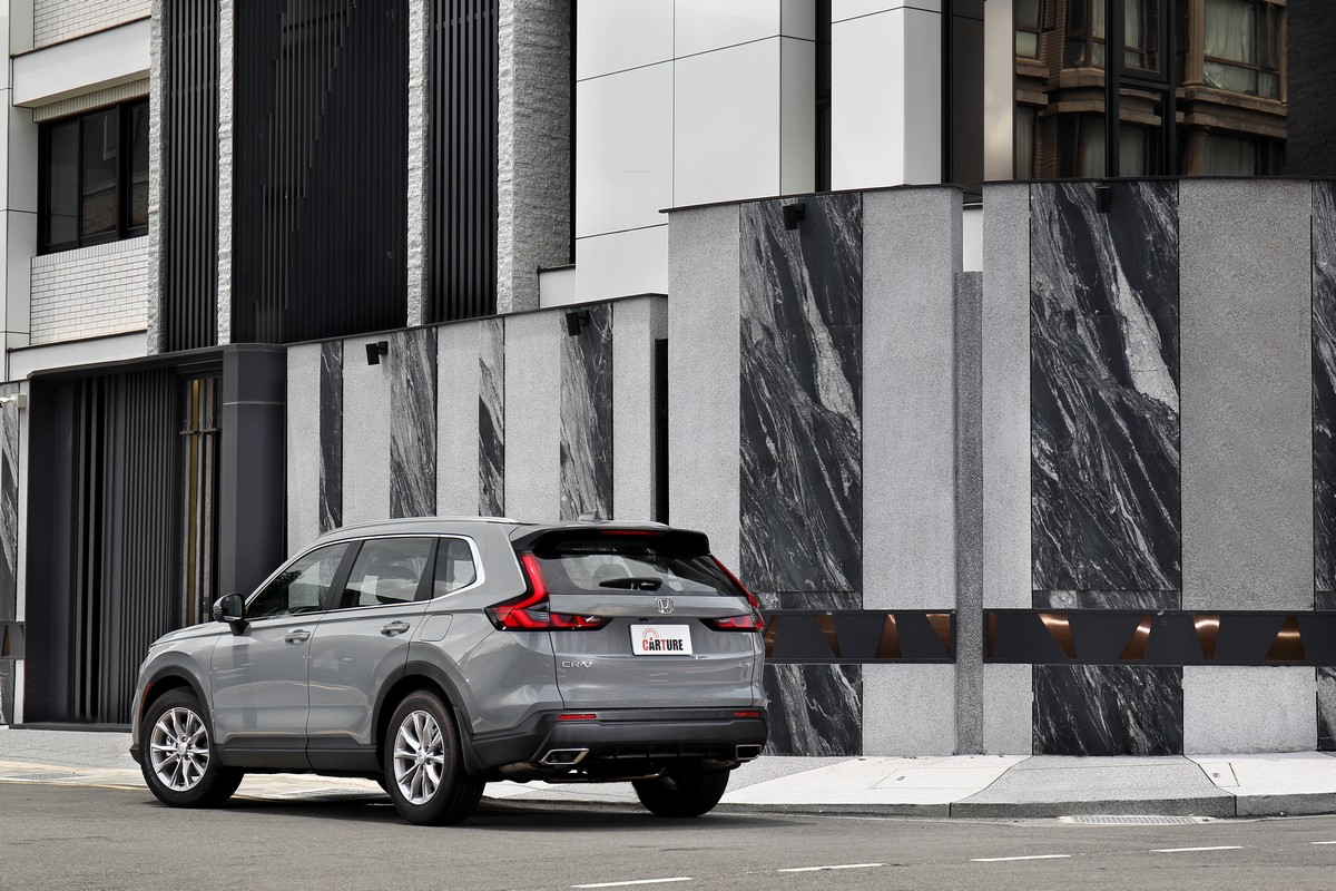 堪稱全球SUV指標性車款,同時更是台灣市場家用休旅基準的Honda CR-V,全新進化後的全方位表現確實無忝暢旺買氣。