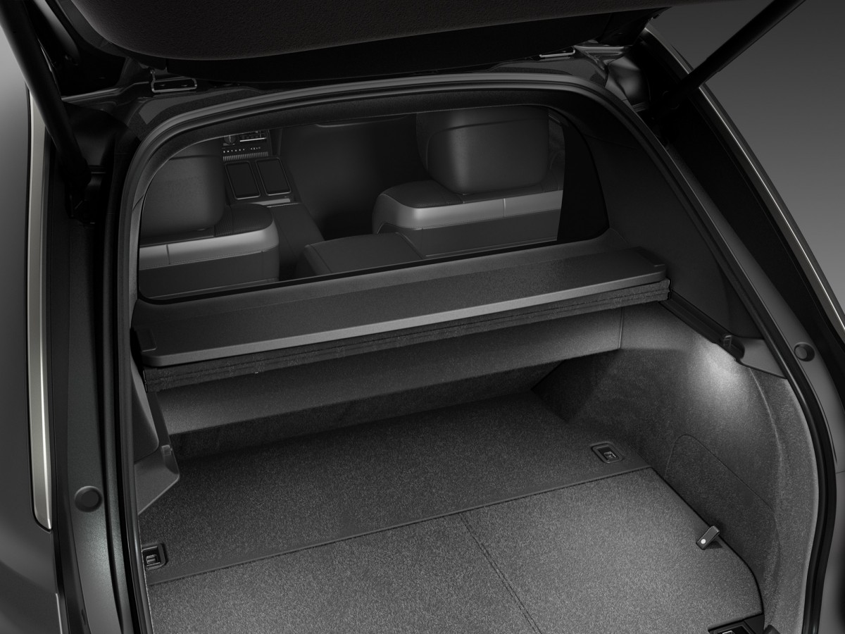 在後座與行李箱之間還有透明玻璃夾層,確保車室內的靜肅性表現。