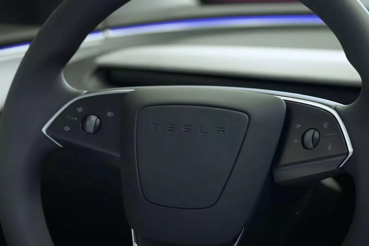 粉絲認為方向燈移到方向盤和觸控排檔根本就是愚蠢的設計。