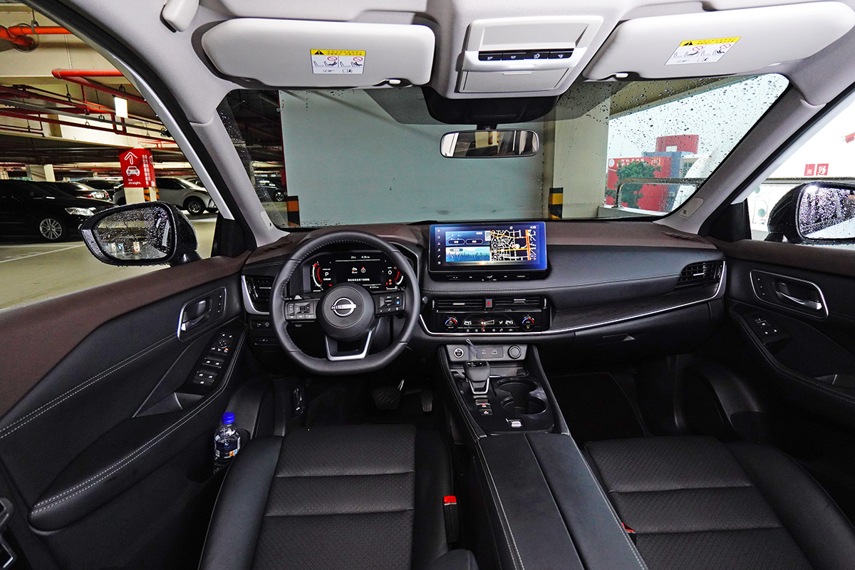 數位座艙中配有「12.3吋數位儀錶板」、「12.3吋數位影音主機」與「10.8吋數位抬頭顯示器」。