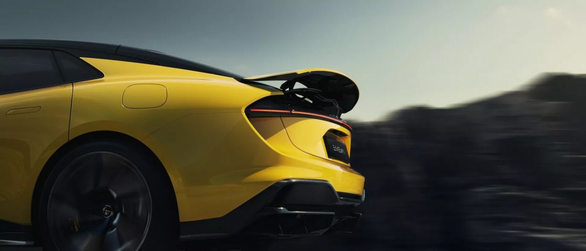 空力套件會隨著車輛的狀態做出最好的調整,像是尾翼會自動升起。