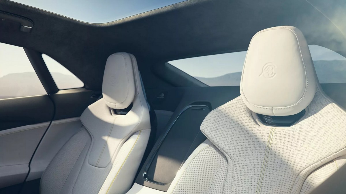 目前原廠設定為獨立四座,但外媒已經拍到間諜照是採用五座配置。