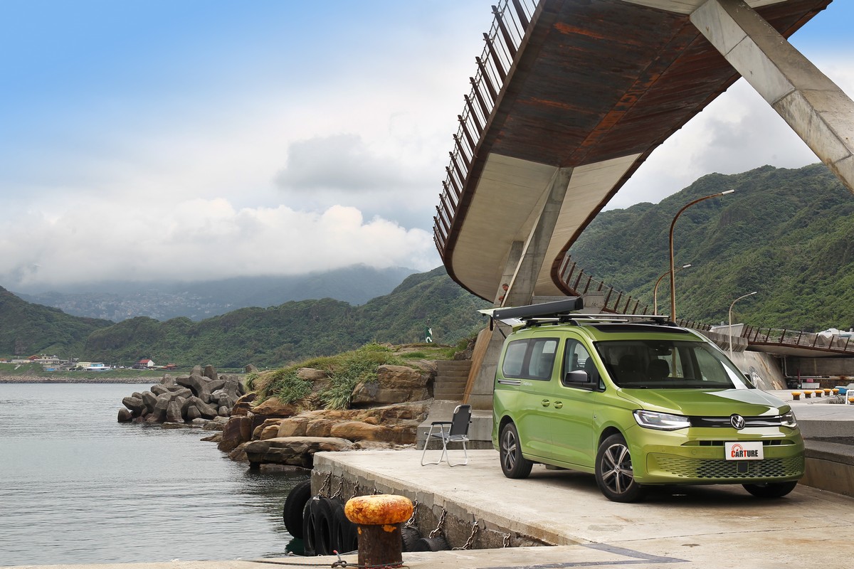 與一般Caddy外觀最大差異就是Caddy California配備Thule伸縮式車側遮陽棚。