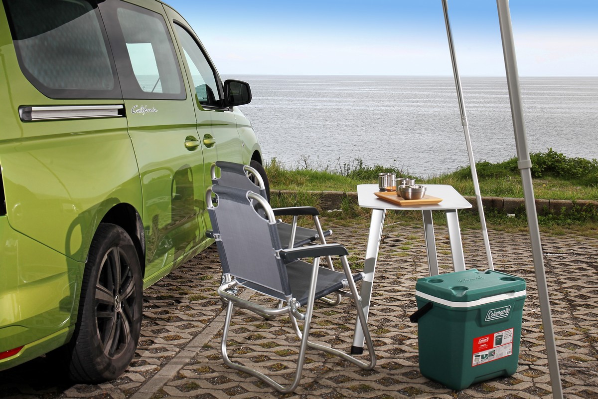 找處喜愛的風景,拉開車側棚展開桌椅即能悠哉的放鬆。