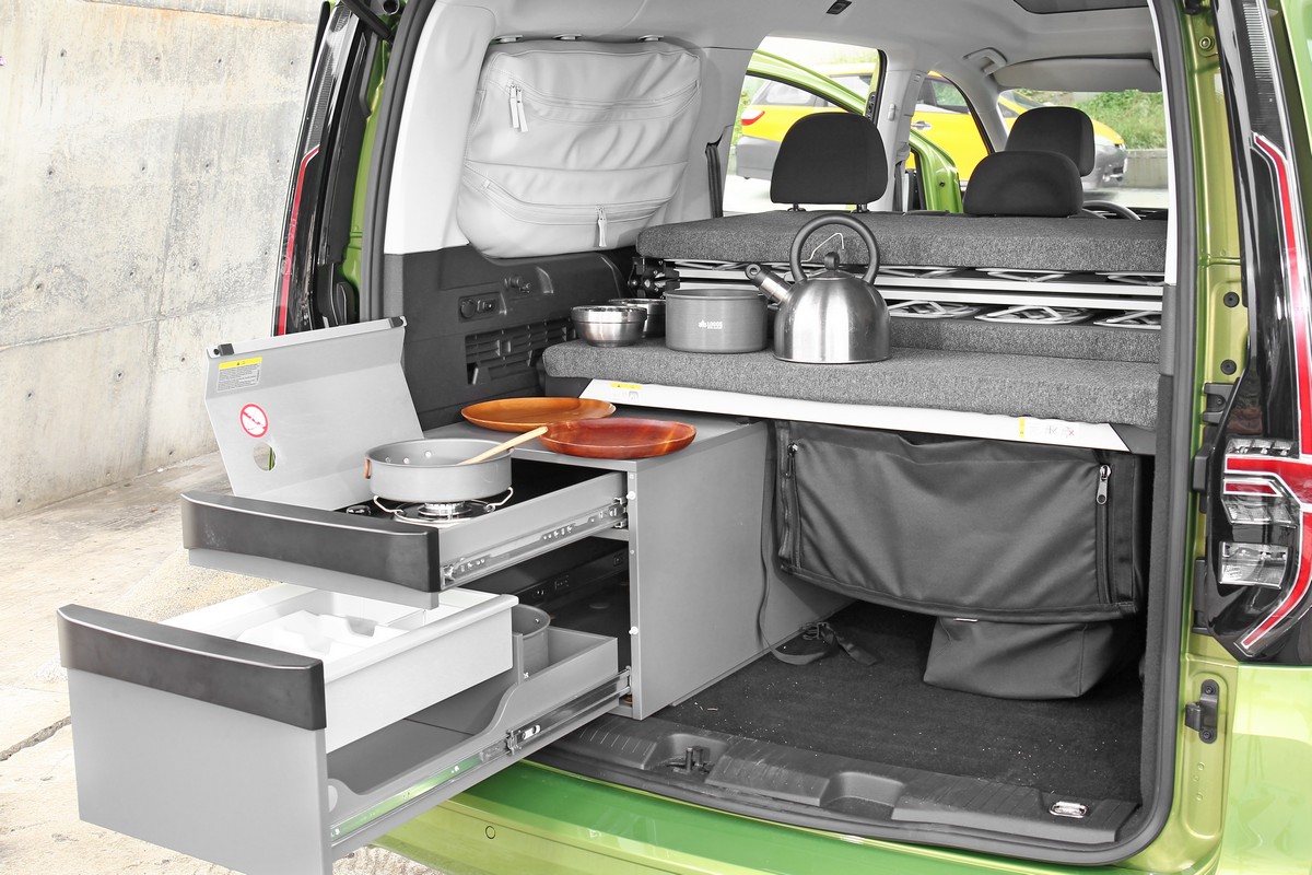 Caddy California配備隱藏式流理台、瓦斯爐、餐具置放儲物區等烹飪相關設備。